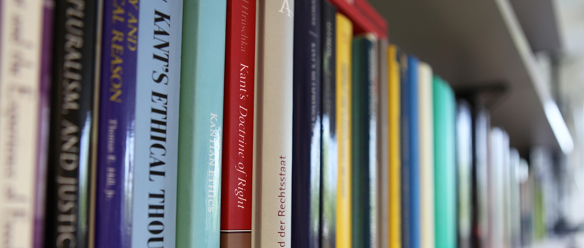 Bücher in einer Regalreihe. Deutlich erkennbar sind einige Titel zum Thema Kant.