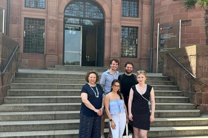 Eine Dozierende sowie Studierende des Proseminars "Landeskunde Italien" vor dem Eingang des Historischen Museums der Pfalz in Speyer
